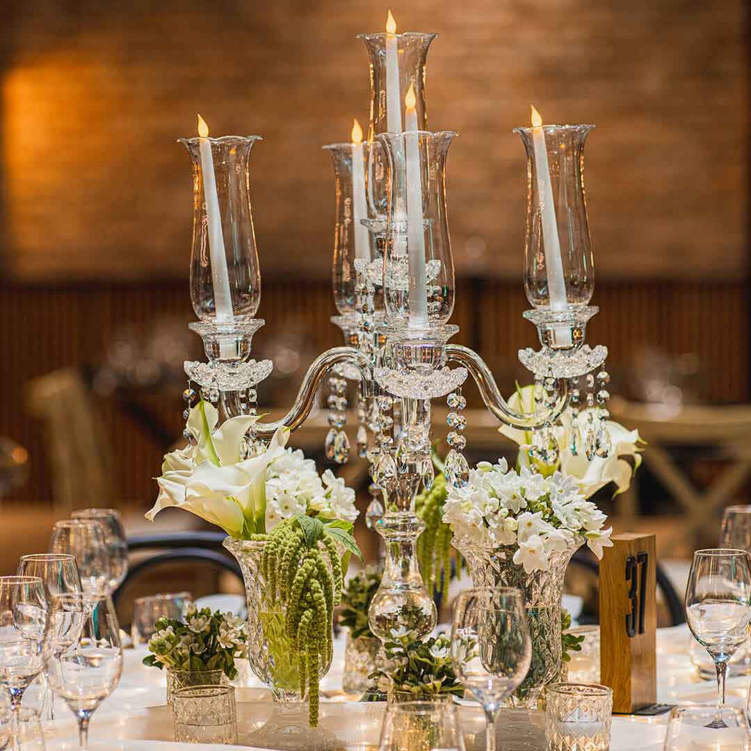 שולחן מעוצב עם פמוטים בחתונה