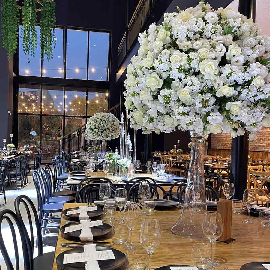 עיצוב שולחן לחתונה עם פרחים