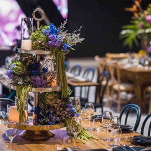 פרחים סגולים לשולחן חתונה מעוצב